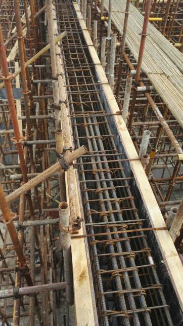 安装工程中,在梁上预埋水电线管时,具体应该怎么做。