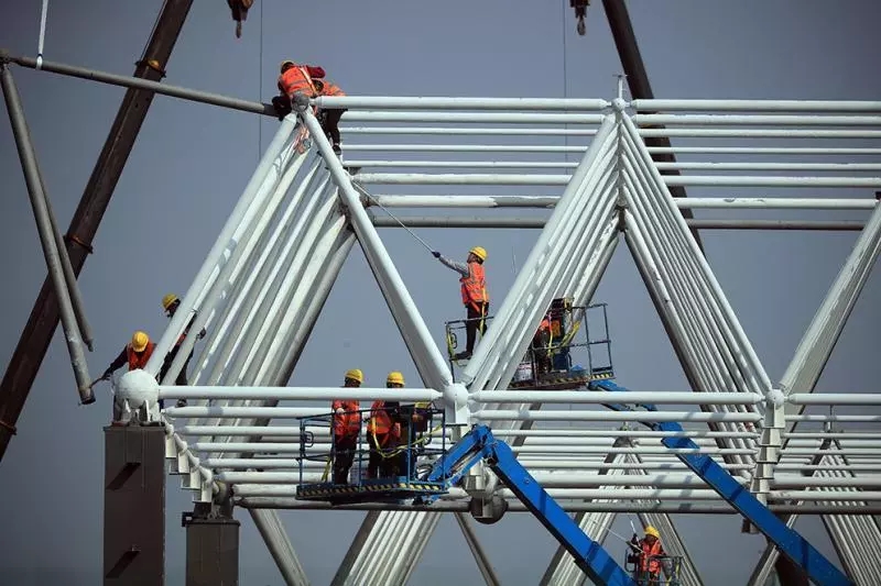 顺利吊装的完成,标志着整个超级工厂网架结构吊装施工正式开始.