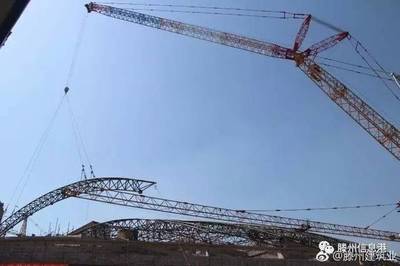 滕州街头现“最帅撑伞哥” c北辛中学善国校区招生简章 c商家倾倒高温炉灰烫伤6岁儿童 c奥林匹克中心游泳馆主体结构完工