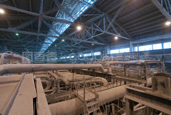 现代工业内部发现的设备、电缆和管道